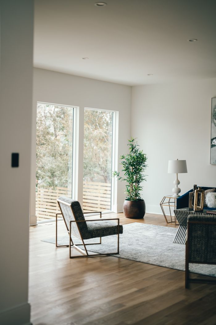 Elegant minimalist living room with natural light and modern decor.